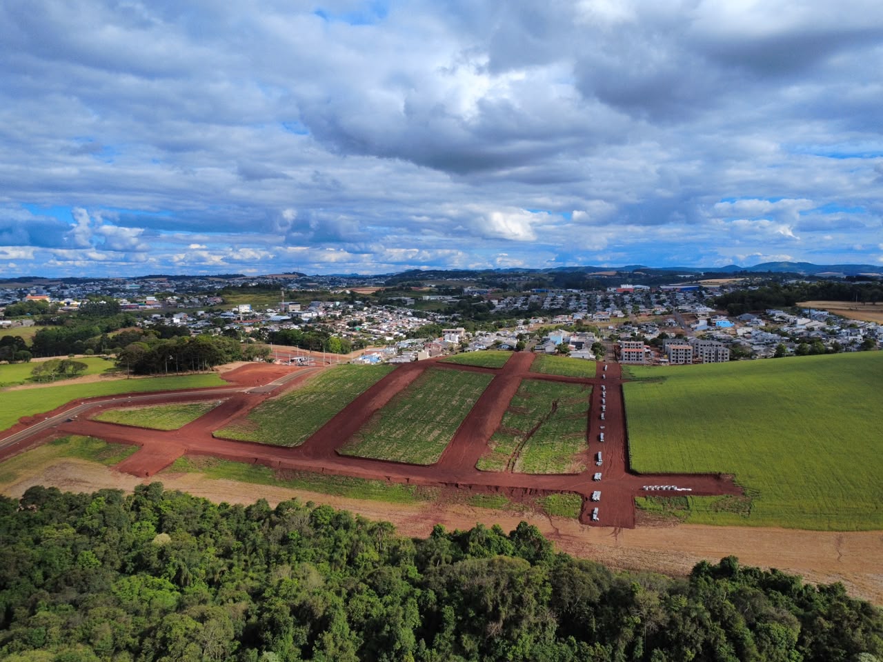 Vista aérea real do Loteamento Vista do Vale com as vias em terraplanagem